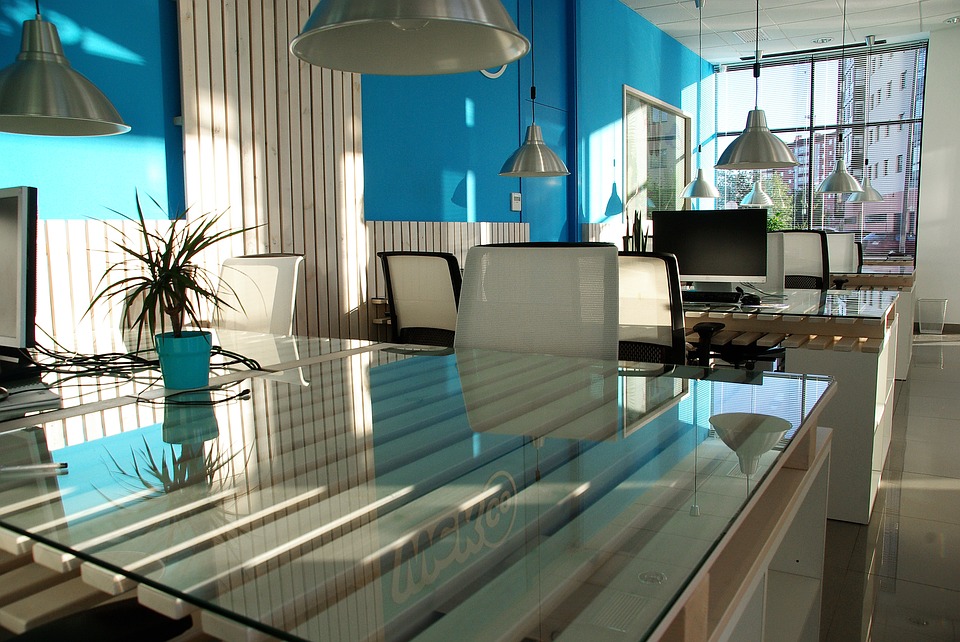 nowoczesne biuro na godziny, nowoczesne biurka z euro palet, ze szklanym blatem i lazurowymi ścianami