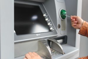 Wizyta w bankomacie w 2017 roku częściej oznacza dodatkową opłatę pobraną z konta. Źródło: Pixabay.com.